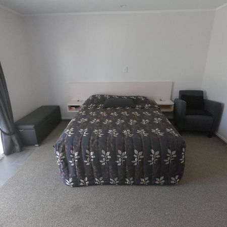 Castle Court Motel Wellsford Extérieur photo