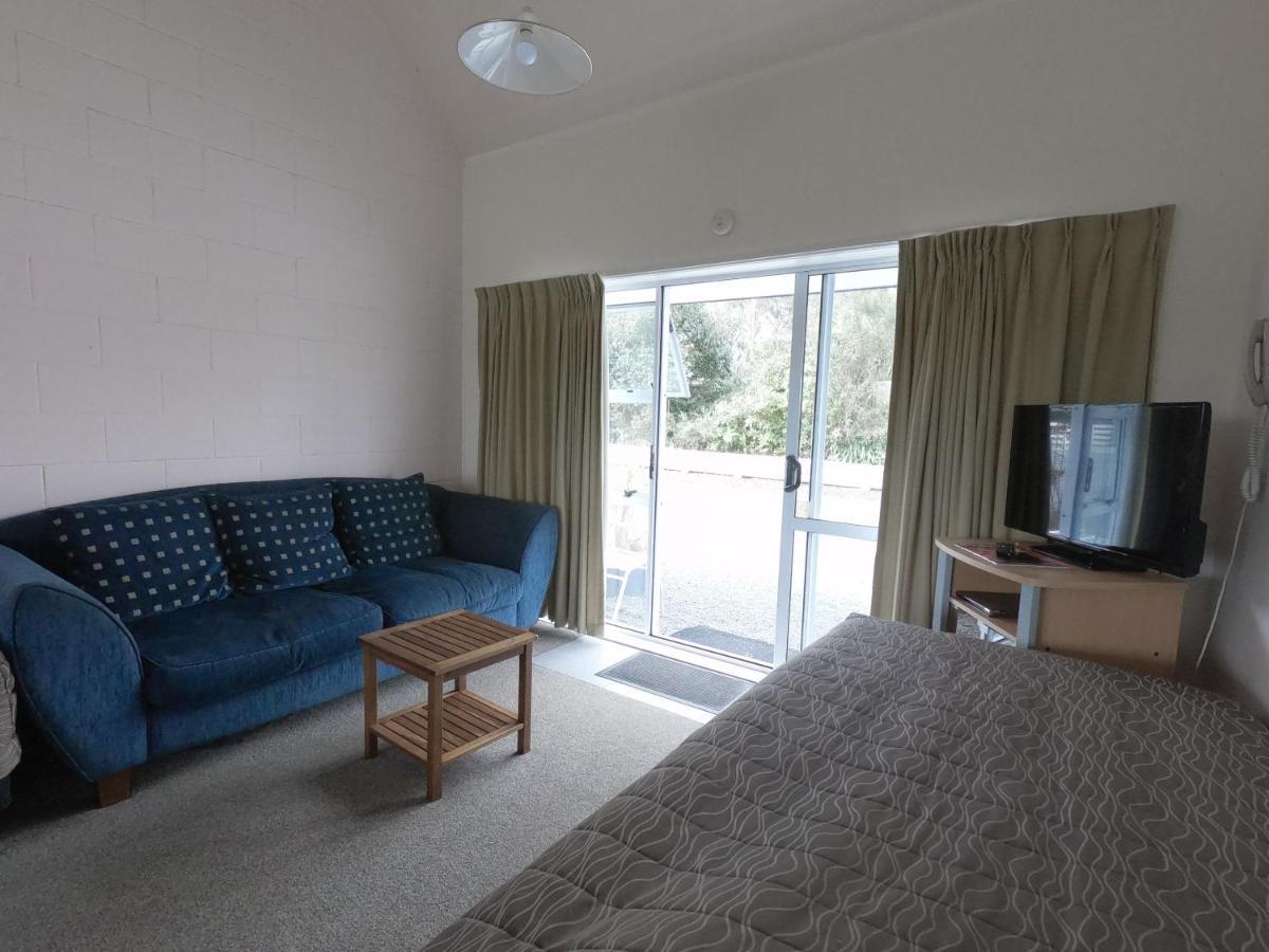 Castle Court Motel Wellsford Extérieur photo