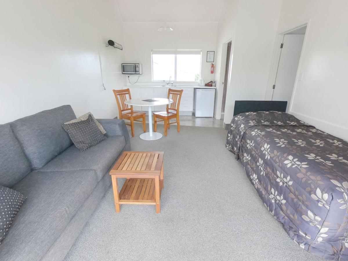Castle Court Motel Wellsford Extérieur photo