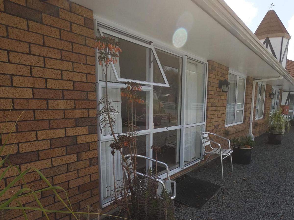 Castle Court Motel Wellsford Extérieur photo