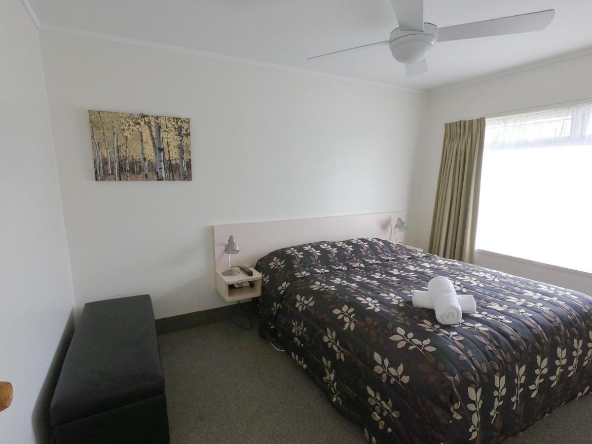 Castle Court Motel Wellsford Extérieur photo